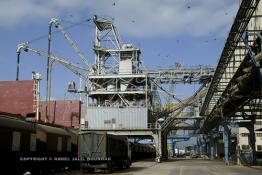 Image du Maroc Professionnelle de  Les Doc Silos au port de Casablanca, des installations modernes aspirant le blé directement dans les cales des navires couvrant 70% des besoins en grains du Maroc. 31 Décembre 2003. (Photo / Abdeljalil Bounhar)

